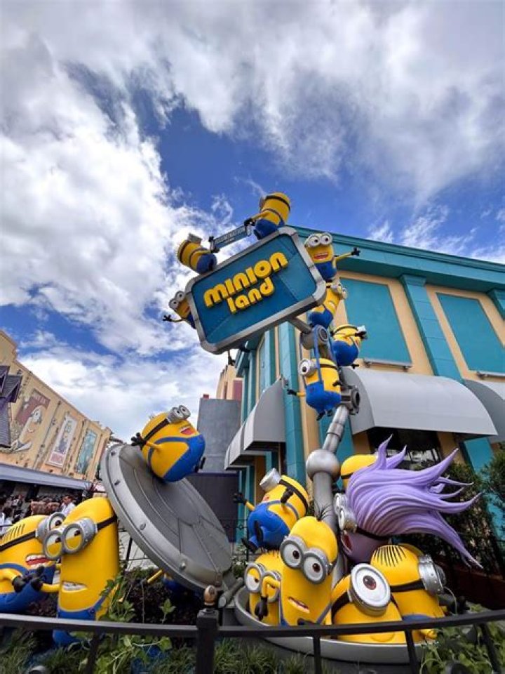 Can you bring bags on rides at Universal Studios Hollywood? ·